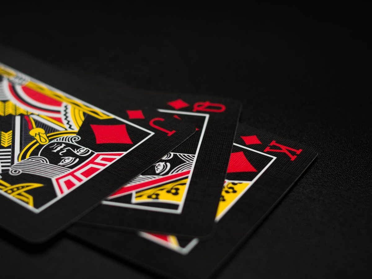 Karty na stole do blackjacka