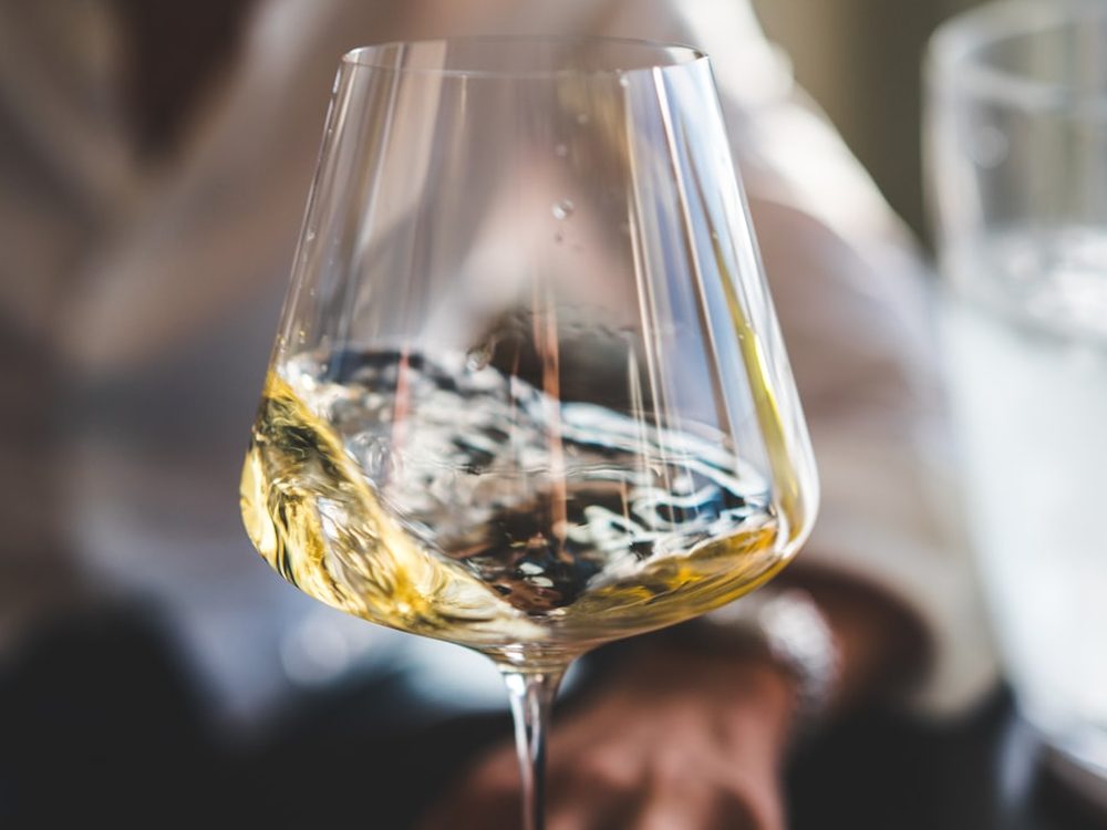 Sommelierka nalewa białe wino