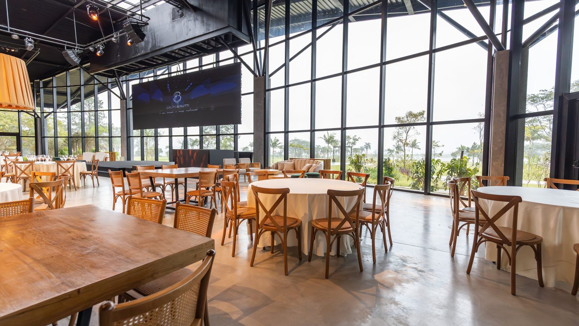 Sala restauracji StreeamNetwork z widokiem na Motławę